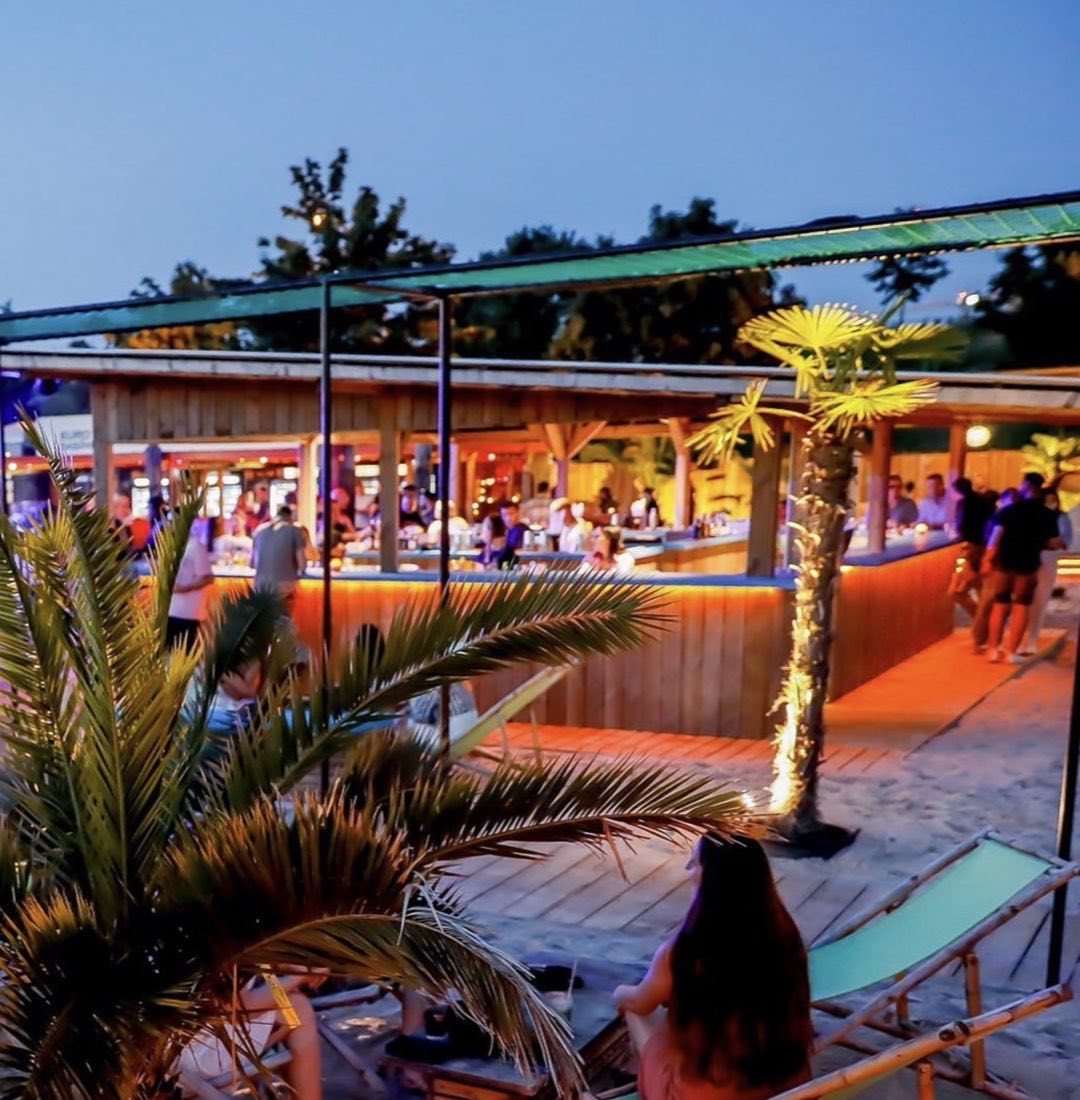 Die Bar von Hip Island am Abend, mit Palmen und beleuchtetem Tresen